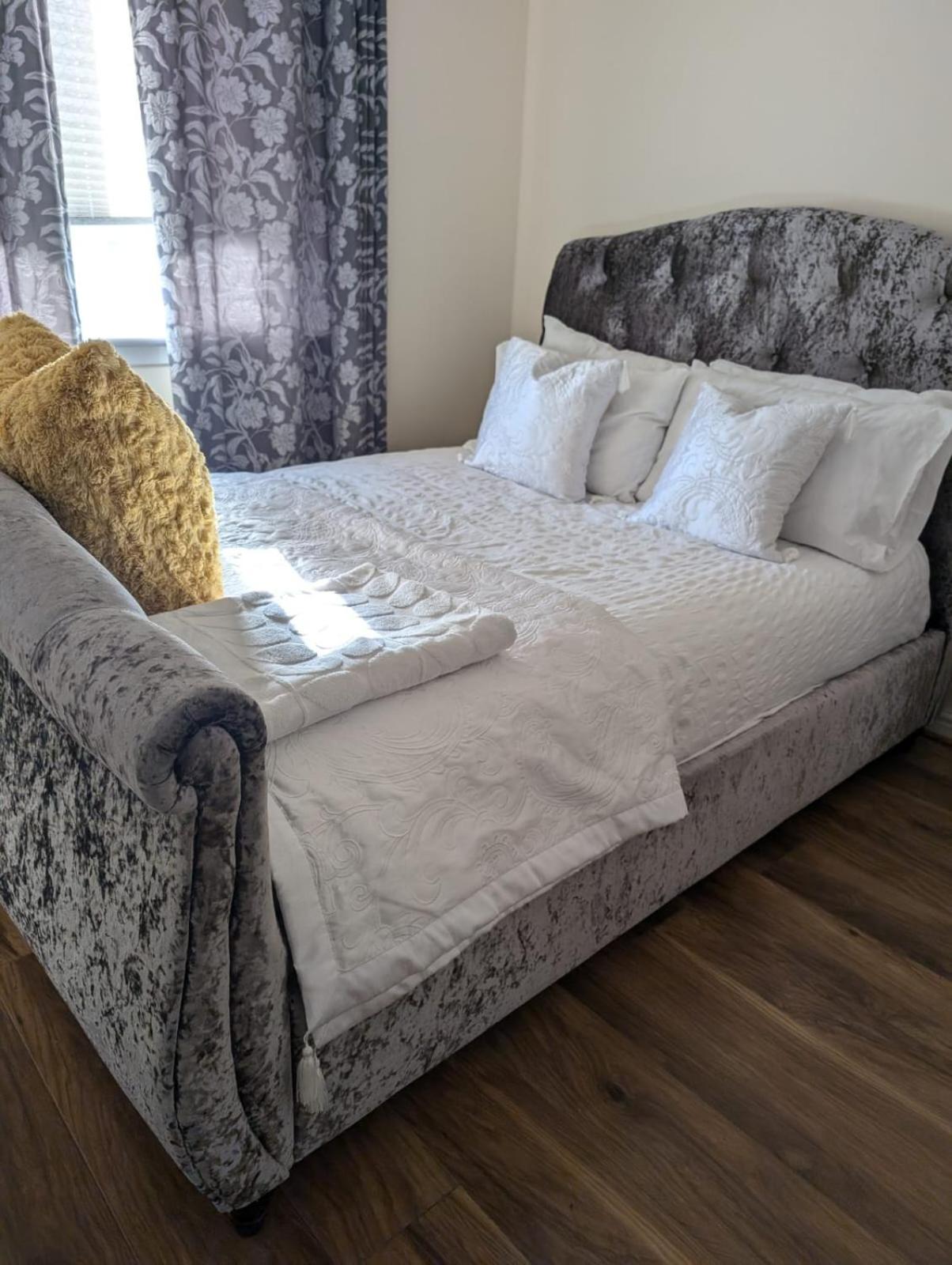 Holytown Homes Bagian luar foto